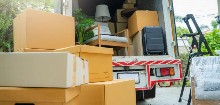 Fullpackad flyttbil med kartonger, möbler och växter redo för transport – smidig flytt med flyttfirma Solna.